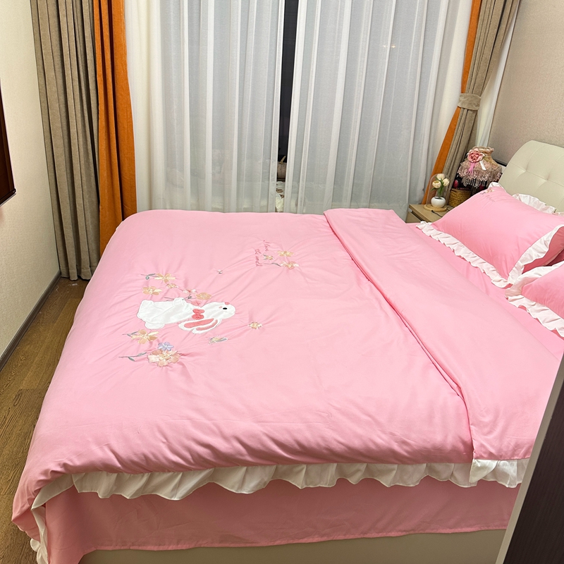 91家纺网 家纺一手货源 找家纺 易辰美 2024新款韩版花边亲肤棉贴布刺绣四件套-幸运兔 粉色