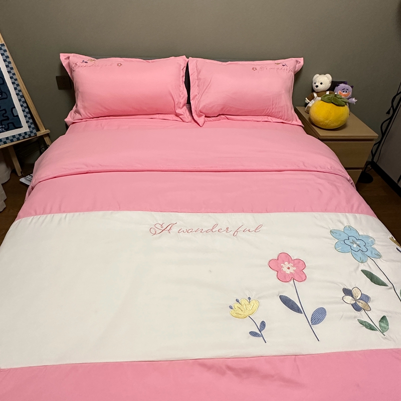 91家纺网 家纺一手货源 找家纺 水洗磨毛亲肤棉贴布绣花四件套-浪漫花约 浪漫花约-粉色