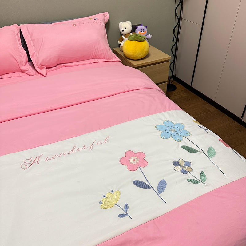 91家纺网 家纺一手货源 找家纺 水洗磨毛亲肤棉贴布绣花四件套-浪漫花约 浪漫花约-粉色