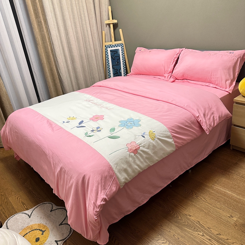 91家纺网 家纺一手货源 找家纺 水洗磨毛亲肤棉贴布绣花四件套-浪漫花约 浪漫花约-粉色