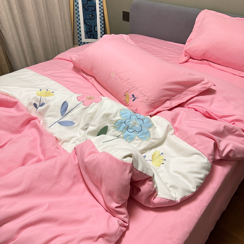 91家纺网 家纺一手货源 找家纺 水洗磨毛亲肤棉贴布绣花四件套-浪漫花约 浪漫花约-粉色