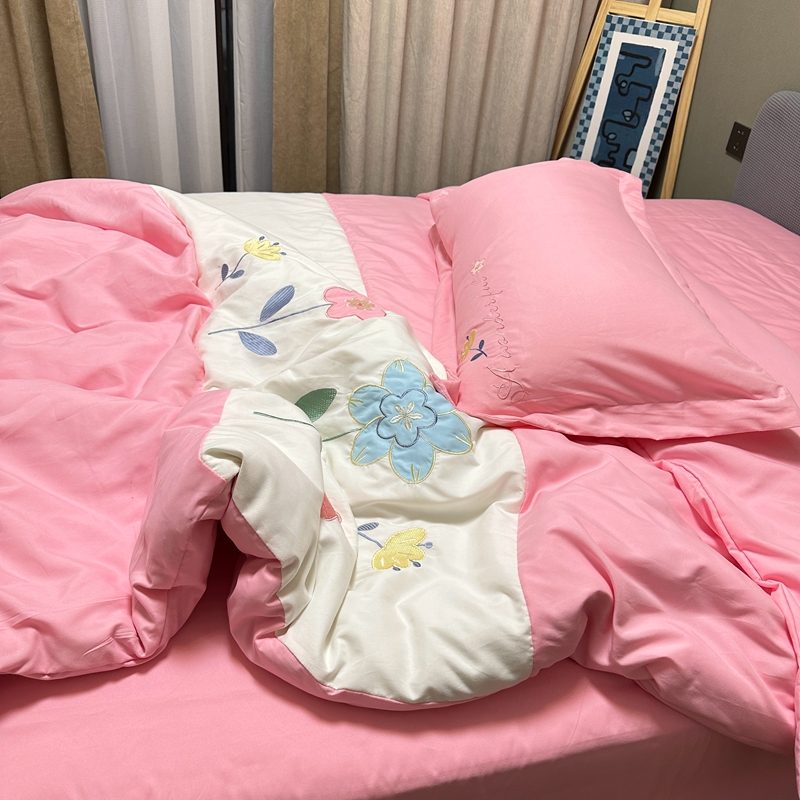 91家纺网 家纺一手货源 找家纺 水洗磨毛亲肤棉贴布绣花四件套-浪漫花约 浪漫花约-粉色