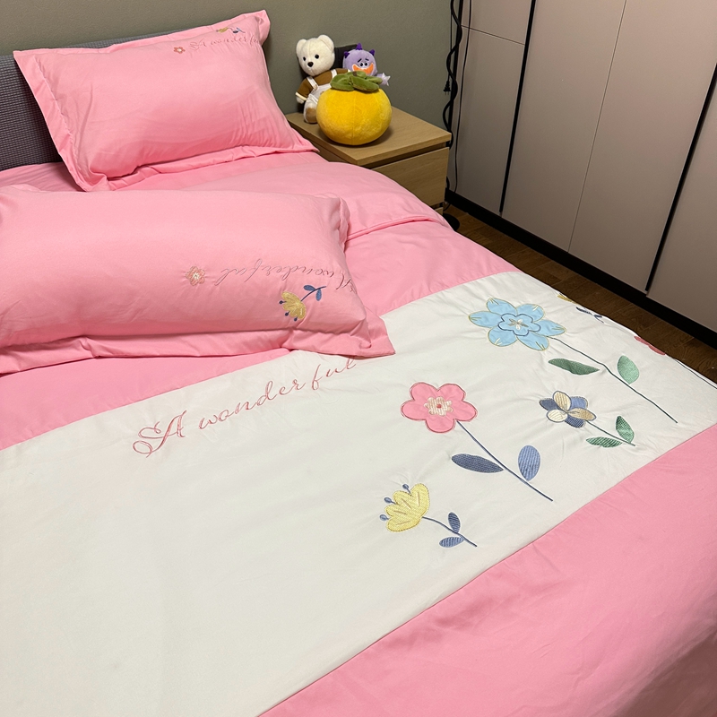 91家纺网 家纺一手货源 找家纺 水洗磨毛亲肤棉贴布绣花四件套-浪漫花约 浪漫花约-粉色