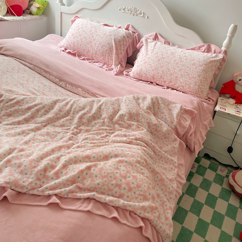 91家纺网 家纺一手货源 找家纺 春光里-2023新款高克重花边款直播热卖牛奶绒四件套 小雏菊-粉