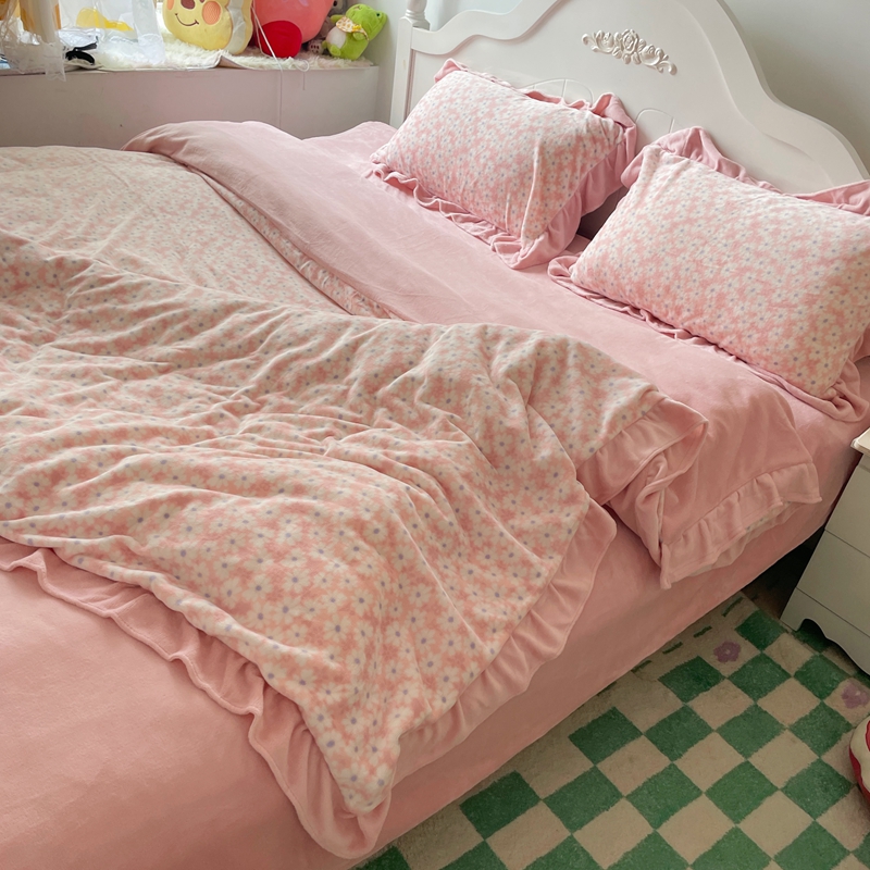 91家纺网 家纺一手货源 找家纺 春光里-2023新款高克重花边款直播热卖牛奶绒四件套 小雏菊-粉