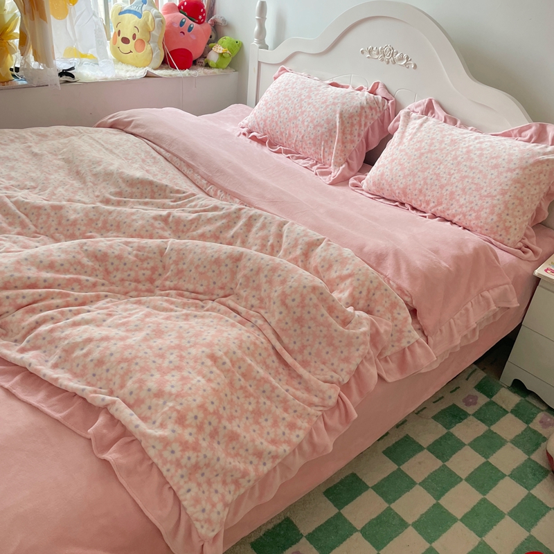 91家纺网 家纺一手货源 找家纺 春光里-2023新款高克重花边款直播热卖牛奶绒四件套 小雏菊-粉