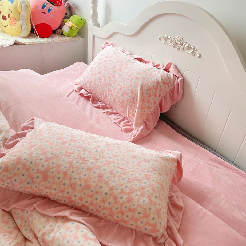 91家纺网 家纺一手货源 找家纺 春光里-2023新款高克重花边款直播热卖牛奶绒四件套 小雏菊-粉