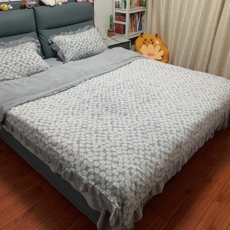 91家纺网 家纺一手货源 找家纺 春光里-2023新款高克重花边款直播热卖牛奶绒四件套 小雏菊-灰