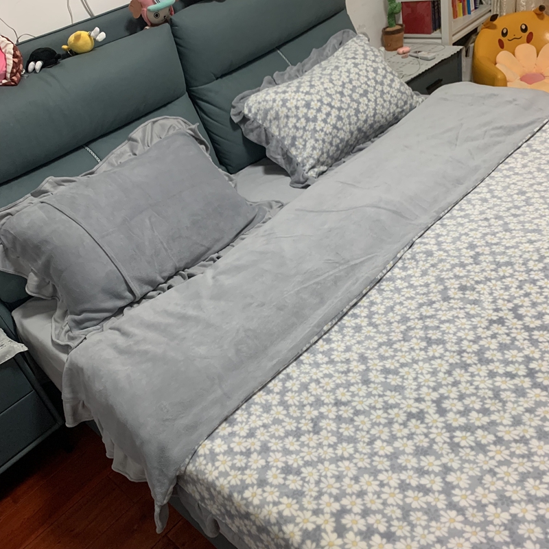 91家纺网 家纺一手货源 找家纺 春光里-2023新款高克重花边款直播热卖牛奶绒四件套 小雏菊-灰