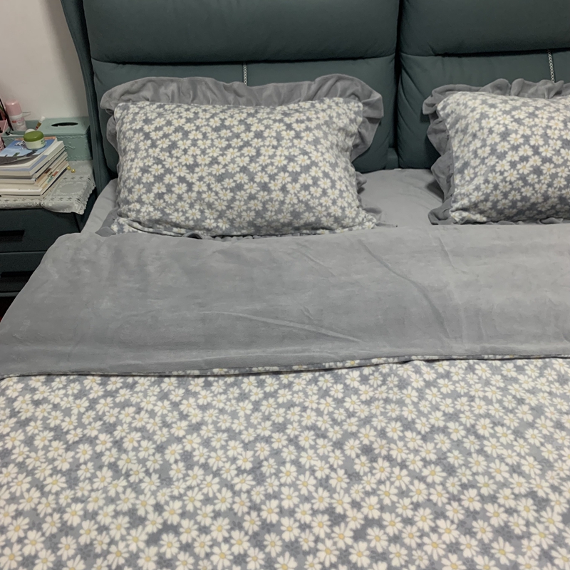 91家纺网 家纺一手货源 找家纺 春光里-2023新款高克重花边款直播热卖牛奶绒四件套 小雏菊-灰