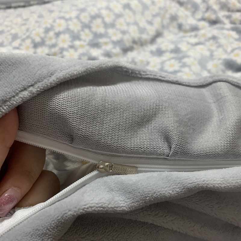 91家纺网 家纺一手货源 找家纺 春光里-2023新款高克重花边款直播热卖牛奶绒四件套 小雏菊-灰