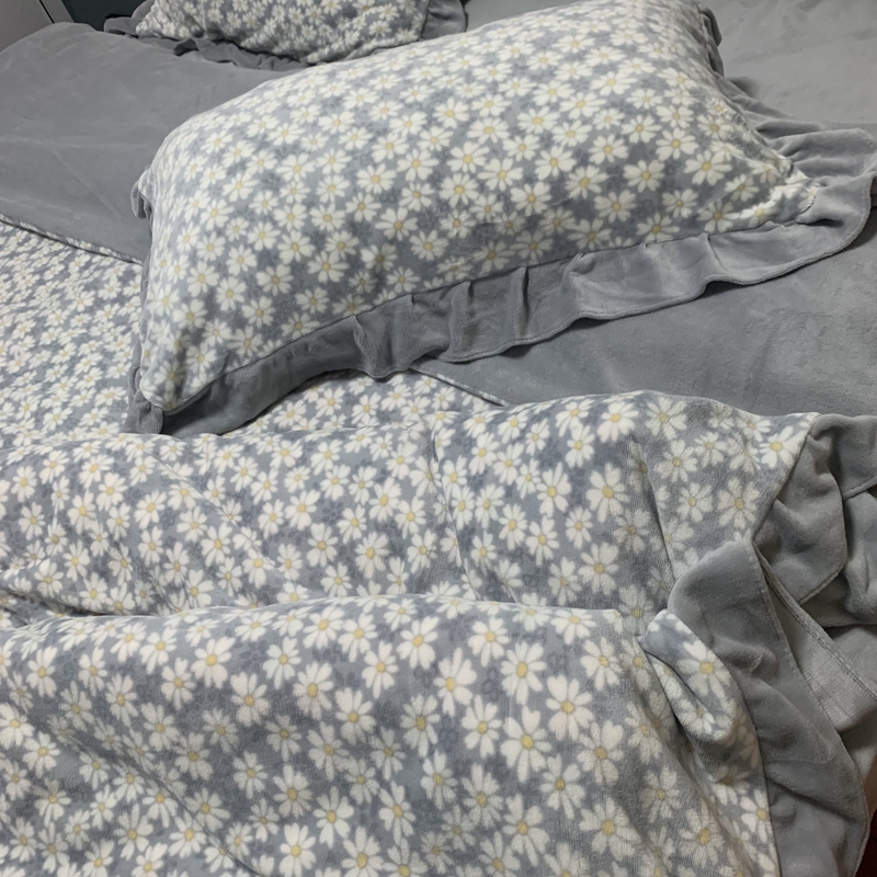 91家纺网 家纺一手货源 找家纺 春光里-2023新款高克重花边款直播热卖牛奶绒四件套 小雏菊-灰