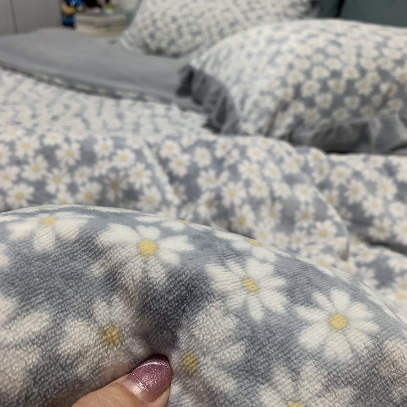 91家纺网 家纺一手货源 找家纺 春光里-2023新款高克重花边款直播热卖牛奶绒四件套 小雏菊-灰