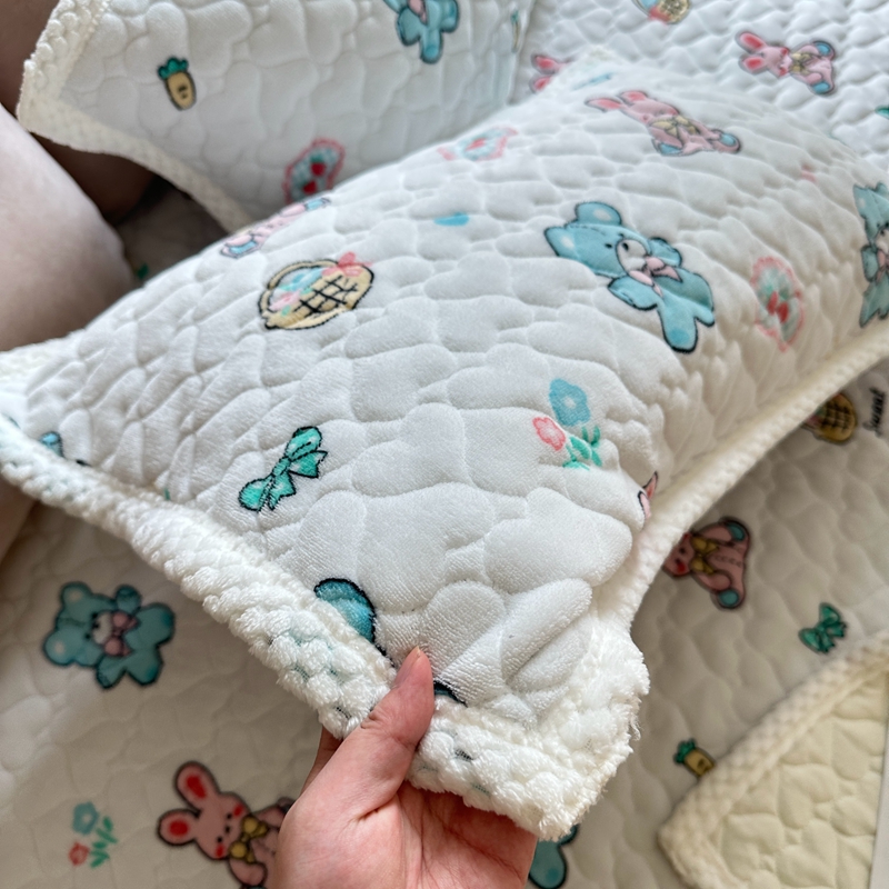 91家纺网 家纺一手货源 找家纺 川悦生活 2023新款A类印花牛奶绒床垫加厚绒保暖床护垫 少女日志蓝