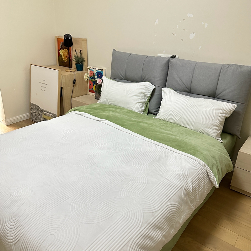 91家纺网 家纺一手货源 找家纺 （总）莱茵 2024新款高克重牛奶绒雕花烂花简单款四件套