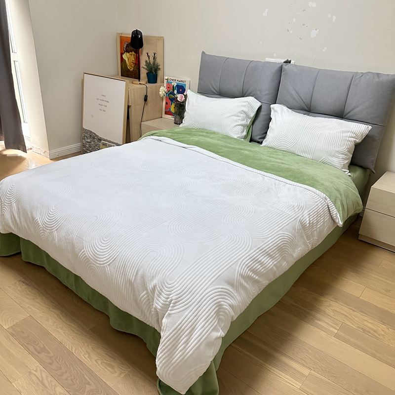 91家纺网 家纺一手货源 找家纺 （总）莱茵 2024新款高克重牛奶绒雕花烂花简单款四件套