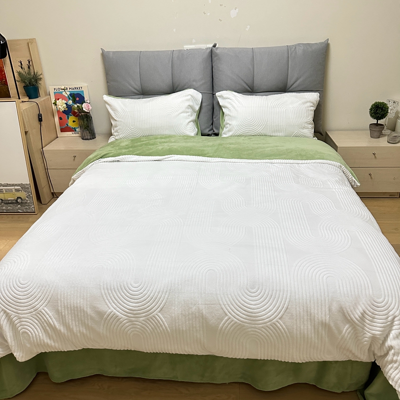 91家纺网 家纺一手货源 找家纺 （总）莱茵 2024新款高克重牛奶绒雕花烂花简单款四件套