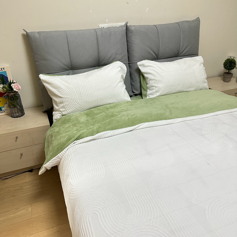 91家纺网 家纺一手货源 找家纺 （总）莱茵 2024新款高克重牛奶绒雕花烂花简单款四件套