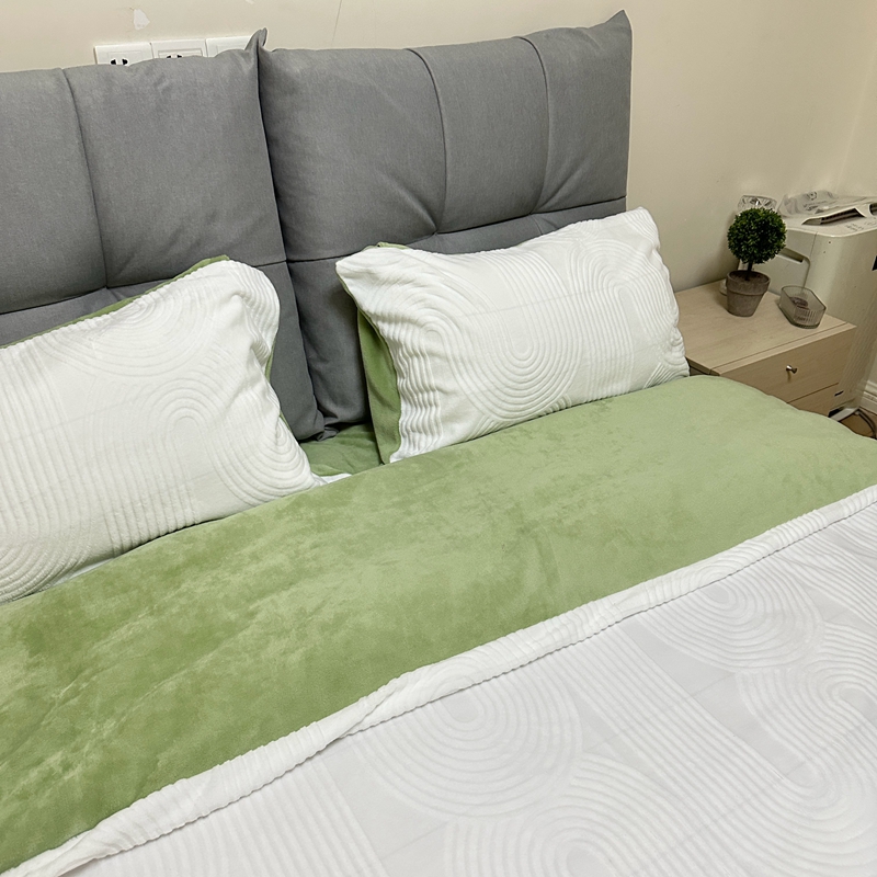 91家纺网 家纺一手货源 找家纺 （总）莱茵 2024新款高克重牛奶绒雕花烂花简单款四件套