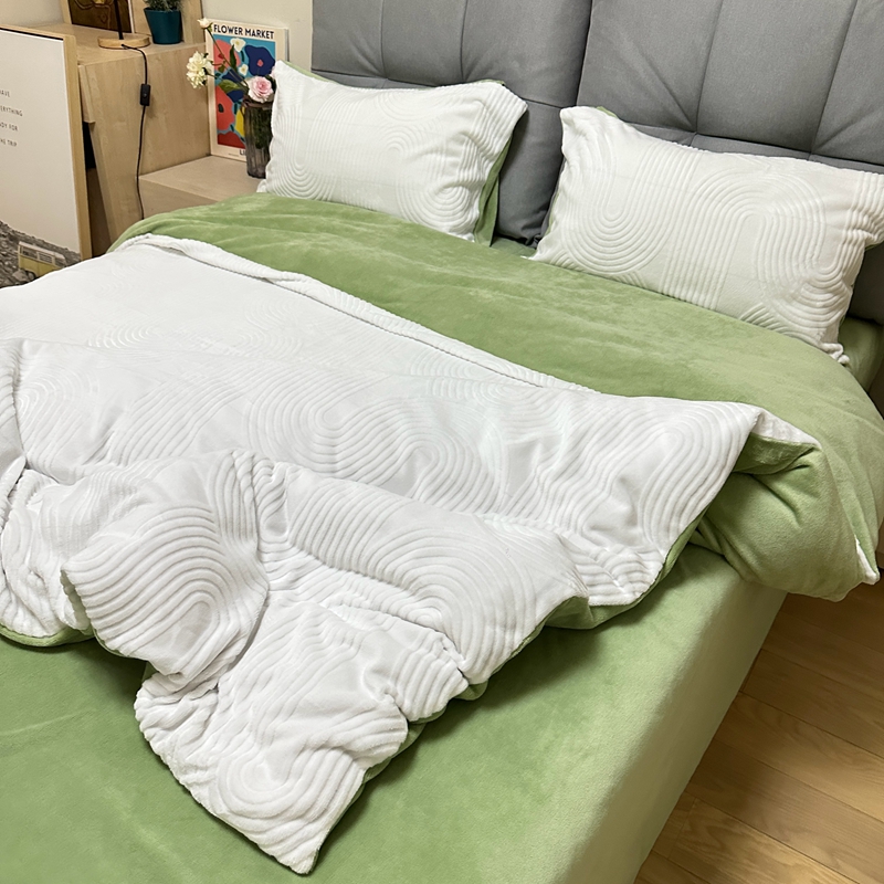 91家纺网 家纺一手货源 找家纺 （总）莱茵 2024新款高克重牛奶绒雕花烂花简单款四件套