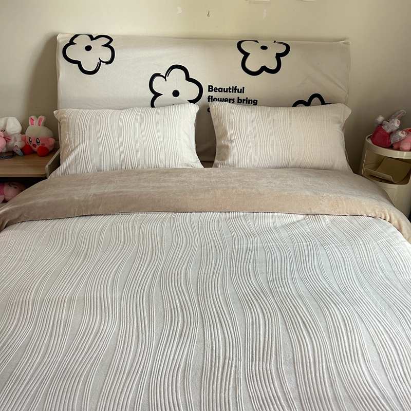 91家纺网 家纺一手货源 找家纺 莱茵 2023新款高克重牛奶绒雕花烂花简单款四件套 巴克曼-奶茶太妃