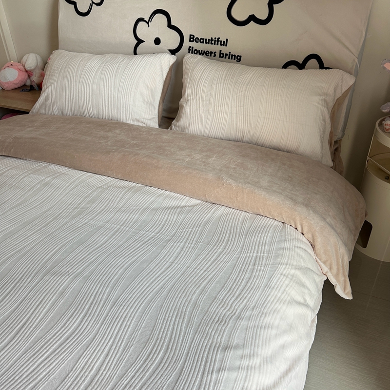 91家纺网 家纺一手货源 找家纺 莱茵 2023新款高克重牛奶绒雕花烂花简单款四件套 巴克曼-奶茶太妃