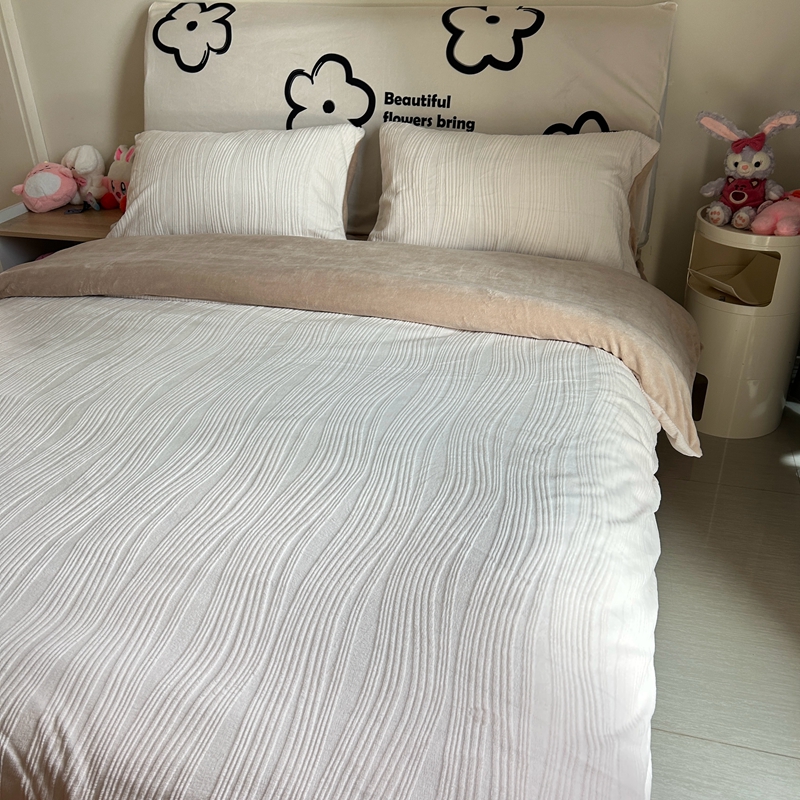 91家纺网 家纺一手货源 找家纺 莱茵 2023新款高克重牛奶绒雕花烂花简单款四件套 巴克曼-奶茶太妃