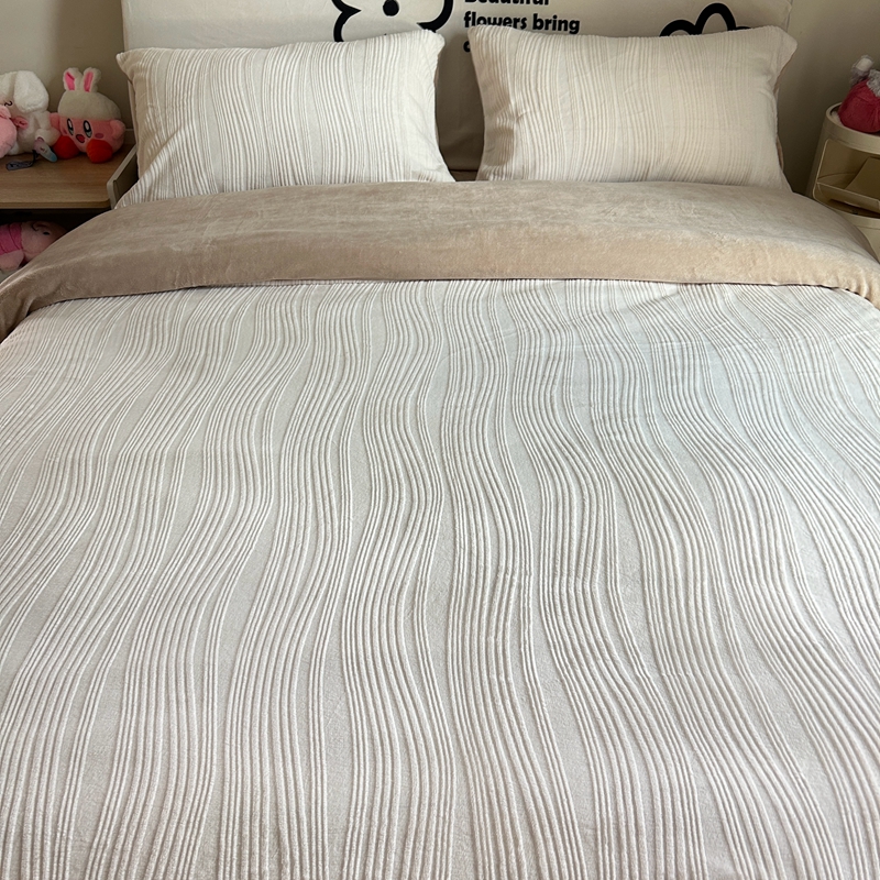 91家纺网 家纺一手货源 找家纺 莱茵 2023新款高克重牛奶绒雕花烂花简单款四件套 巴克曼-奶茶太妃