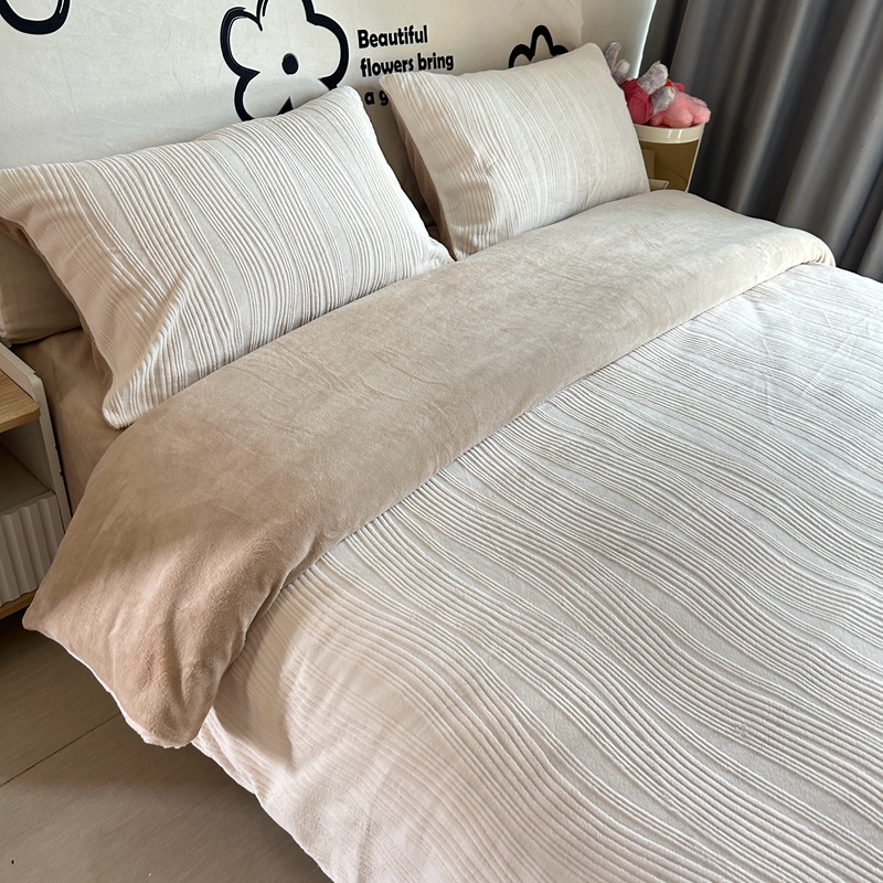 91家纺网 家纺一手货源 找家纺 莱茵 2023新款高克重牛奶绒雕花烂花简单款四件套 巴克曼-奶茶太妃