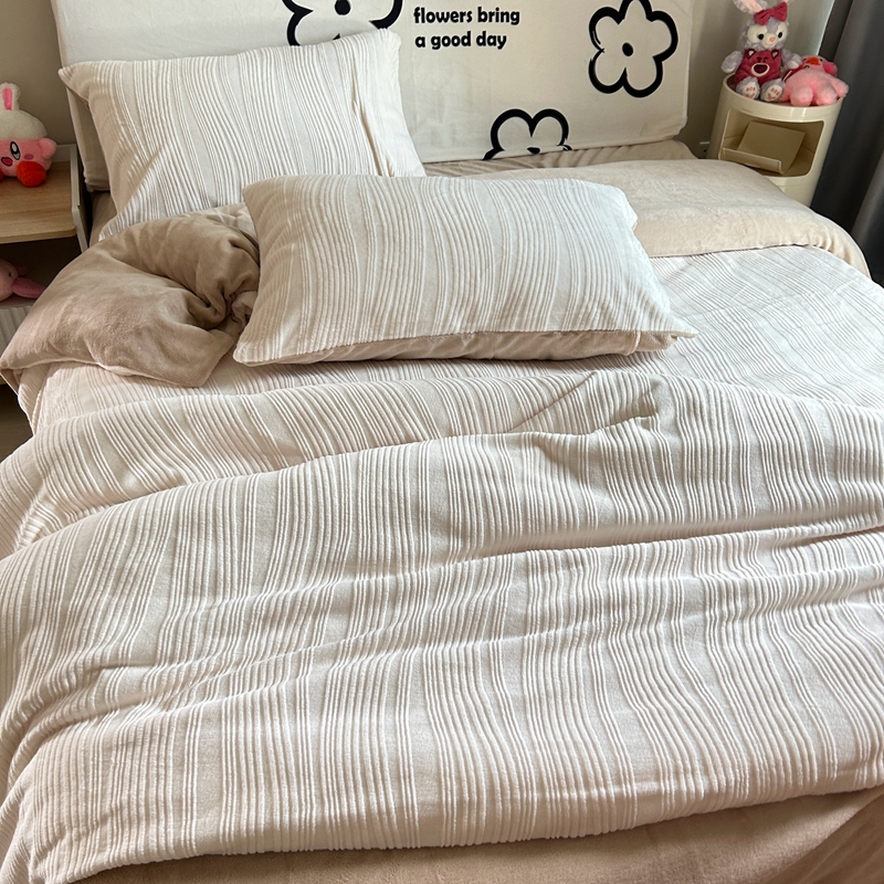 91家纺网 家纺一手货源 找家纺 莱茵 2023新款高克重牛奶绒雕花烂花简单款四件套 巴克曼-奶茶太妃