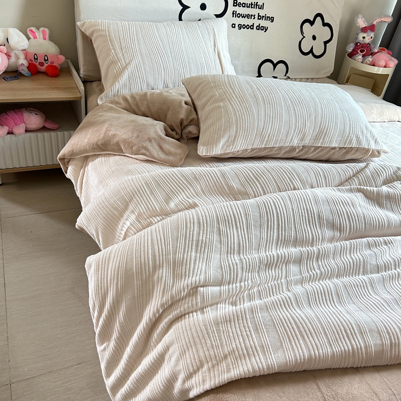 91家纺网 家纺一手货源 找家纺 莱茵 2023新款高克重牛奶绒雕花烂花简单款四件套 巴克曼-奶茶太妃