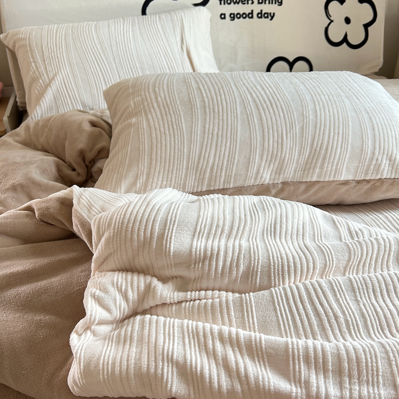 91家纺网 家纺一手货源 找家纺 莱茵 2023新款高克重牛奶绒雕花烂花简单款四件套 巴克曼-奶茶太妃