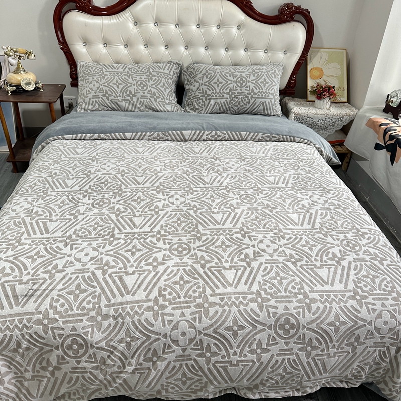 91家纺网 家纺一手货源 找家纺 莱茵 2023新款高克重牛奶绒雕花烂花简单款四件套 依丝克-高级灰