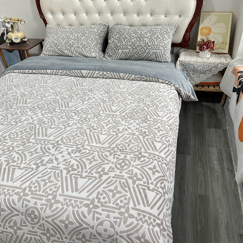 91家纺网 家纺一手货源 找家纺 莱茵 2023新款高克重牛奶绒雕花烂花简单款四件套 依丝克-高级灰