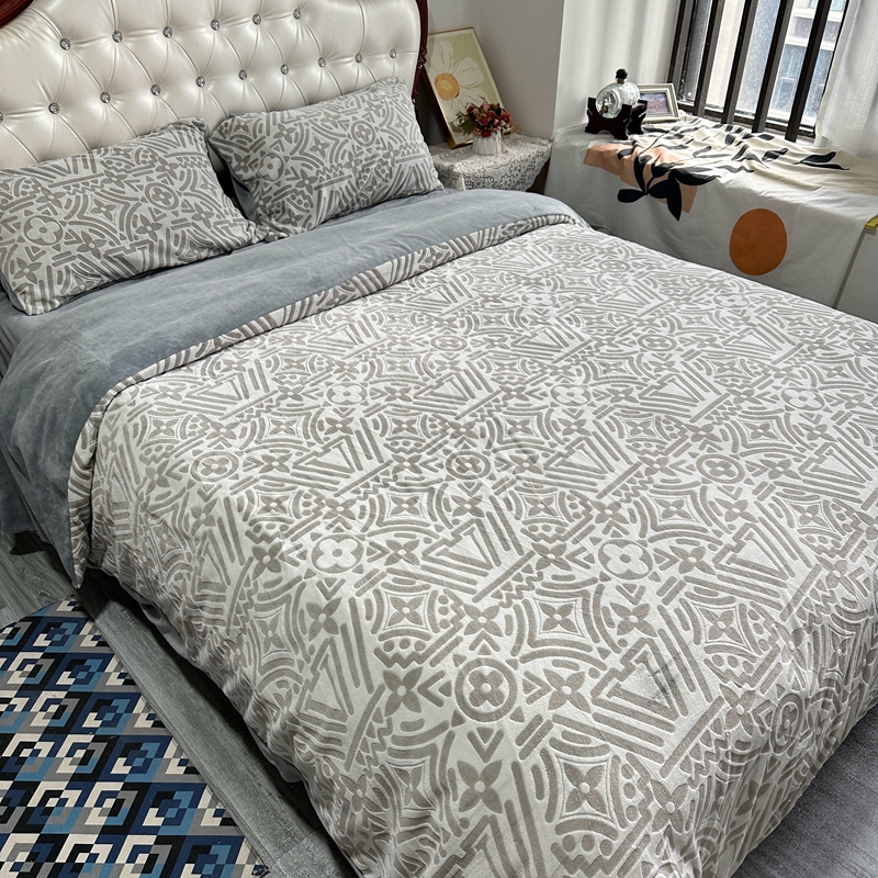 91家纺网 家纺一手货源 找家纺 莱茵 2023新款高克重牛奶绒雕花烂花简单款四件套 依丝克-高级灰