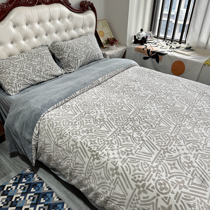 91家纺网 家纺一手货源 找家纺 莱茵 2023新款高克重牛奶绒雕花烂花简单款四件套 依丝克-高级灰