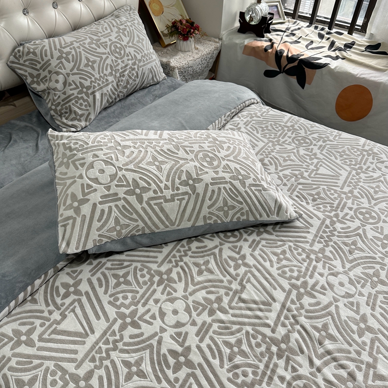 91家纺网 家纺一手货源 找家纺 莱茵 2023新款高克重牛奶绒雕花烂花简单款四件套 依丝克-高级灰