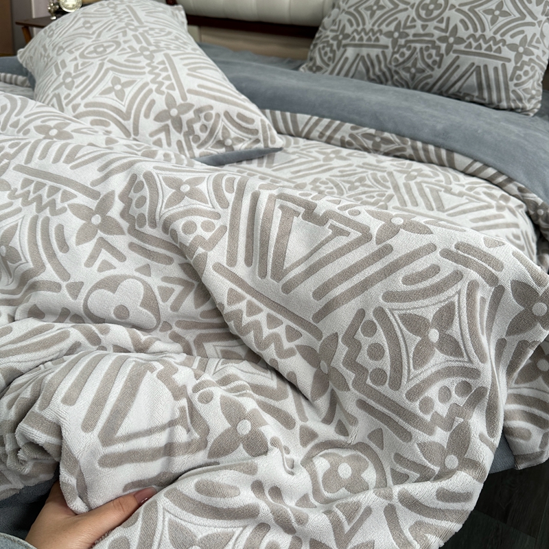 91家纺网 家纺一手货源 找家纺 莱茵 2023新款高克重牛奶绒雕花烂花简单款四件套 依丝克-高级灰