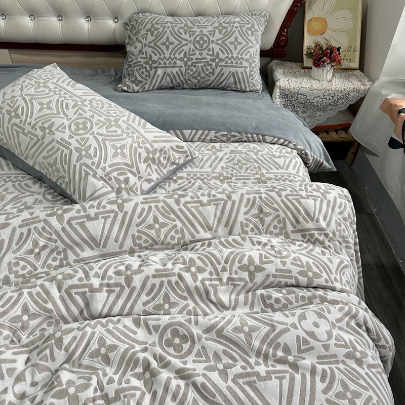 91家纺网 家纺一手货源 找家纺 莱茵 2023新款高克重牛奶绒雕花烂花简单款四件套 依丝克-高级灰