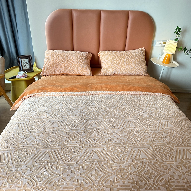 91家纺网 家纺一手货源 找家纺 莱茵 2023新款高克重牛奶绒雕花烂花简单款四件套 依丝克-落日橙