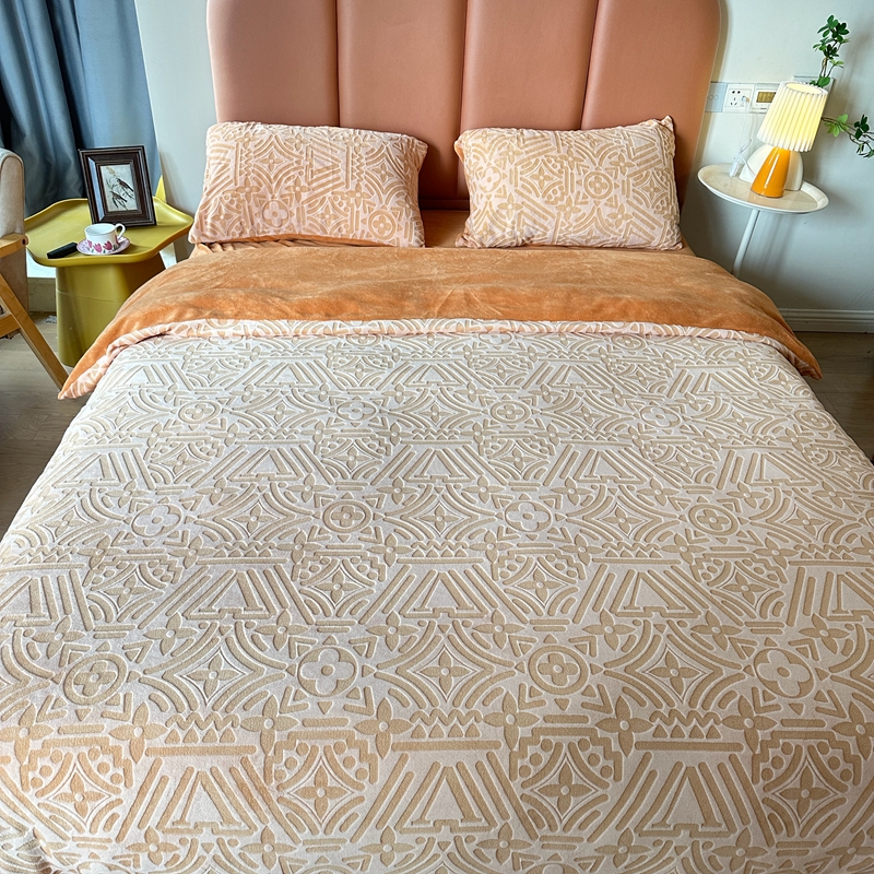 91家纺网 家纺一手货源 找家纺 莱茵 2023新款高克重牛奶绒雕花烂花简单款四件套 依丝克-落日橙