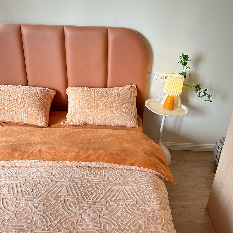 91家纺网 家纺一手货源 找家纺 莱茵 2023新款高克重牛奶绒雕花烂花简单款四件套 依丝克-落日橙