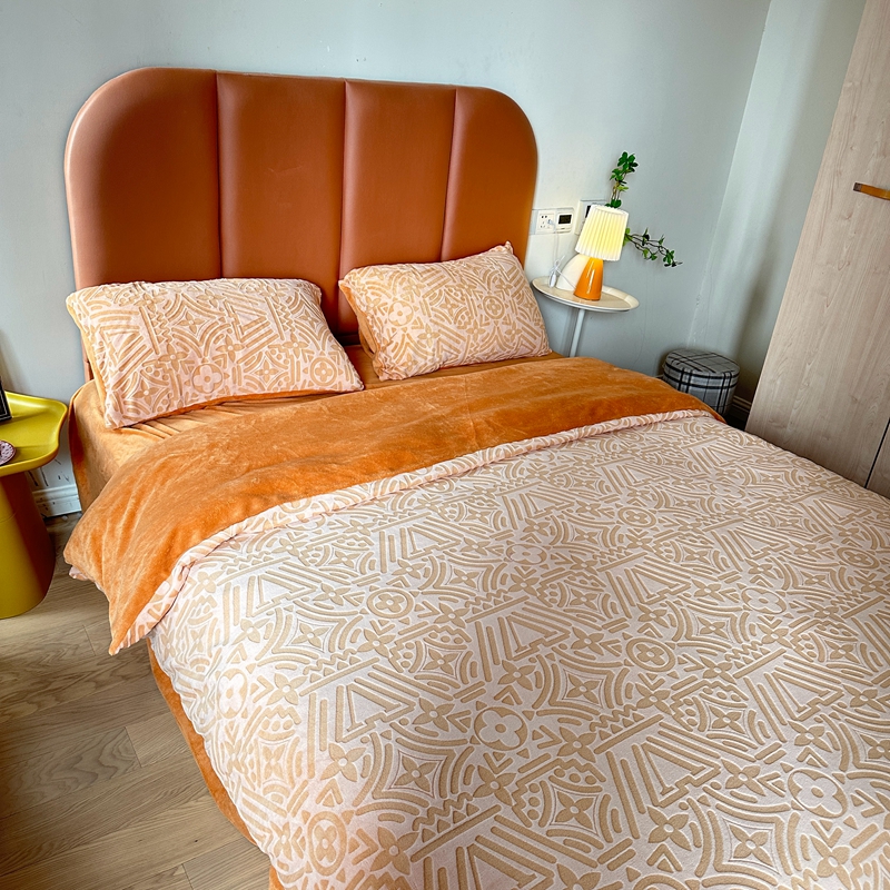 91家纺网 家纺一手货源 找家纺 莱茵 2023新款高克重牛奶绒雕花烂花简单款四件套 依丝克-落日橙