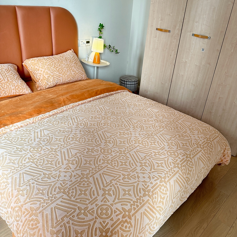 91家纺网 家纺一手货源 找家纺 莱茵 2023新款高克重牛奶绒雕花烂花简单款四件套 依丝克-落日橙