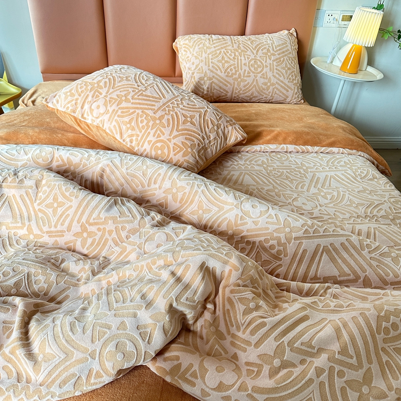 91家纺网 家纺一手货源 找家纺 莱茵 2023新款高克重牛奶绒雕花烂花简单款四件套 依丝克-落日橙