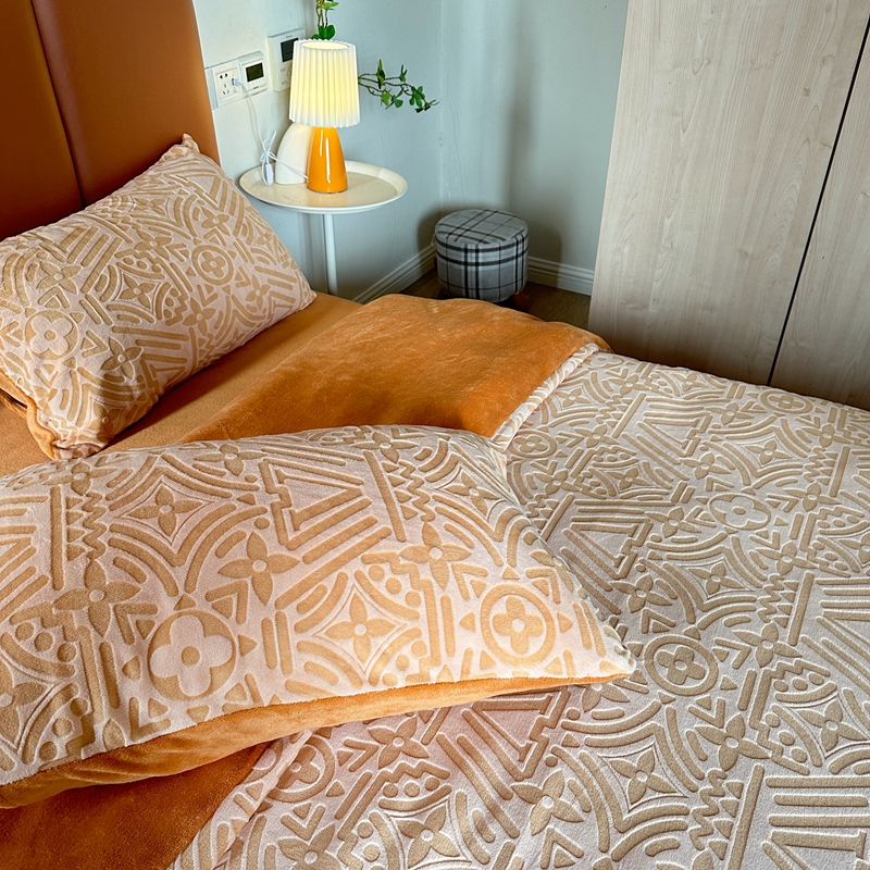 91家纺网 家纺一手货源 找家纺 莱茵 2023新款高克重牛奶绒雕花烂花简单款四件套 依丝克-落日橙