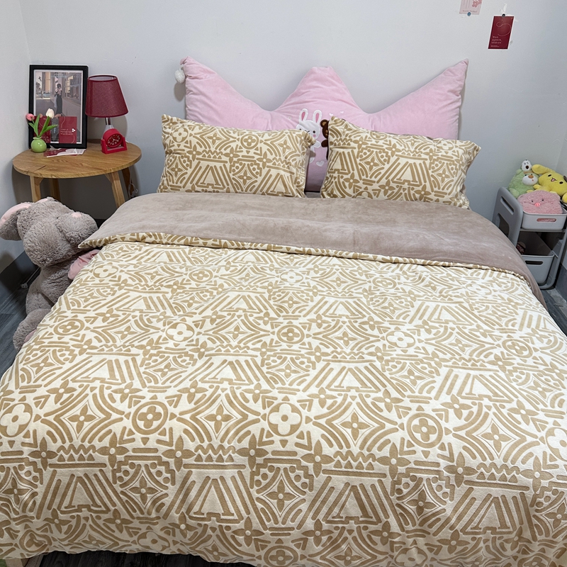 91家纺网 家纺一手货源 找家纺 莱茵 2023新款高克重牛奶绒雕花烂花简单款四件套 依丝克-卡其棕