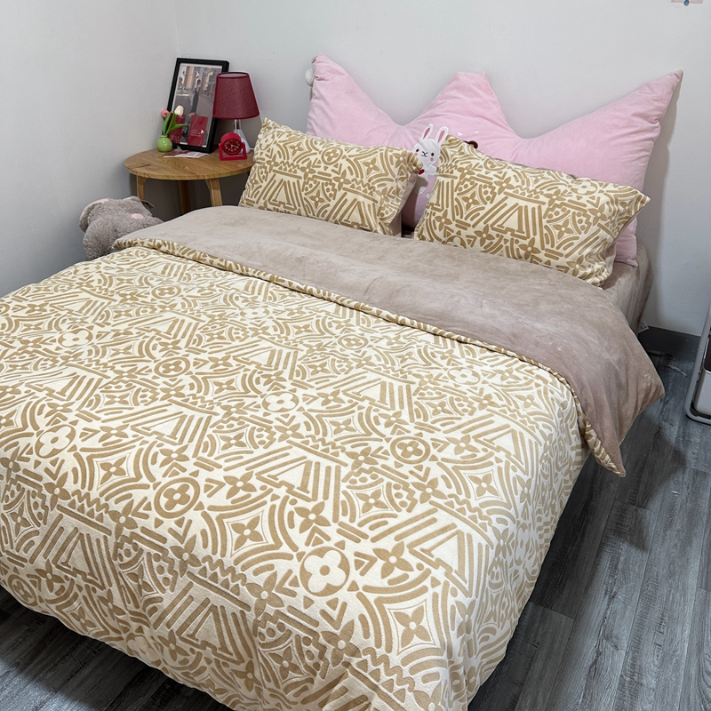 91家纺网 家纺一手货源 找家纺 莱茵 2023新款高克重牛奶绒雕花烂花简单款四件套 依丝克-卡其棕