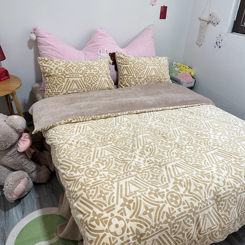 91家纺网 家纺一手货源 找家纺 莱茵 2023新款高克重牛奶绒雕花烂花简单款四件套 依丝克-卡其棕