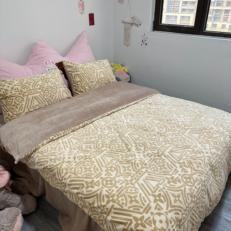 91家纺网 家纺一手货源 找家纺 莱茵 2023新款高克重牛奶绒雕花烂花简单款四件套 依丝克-卡其棕